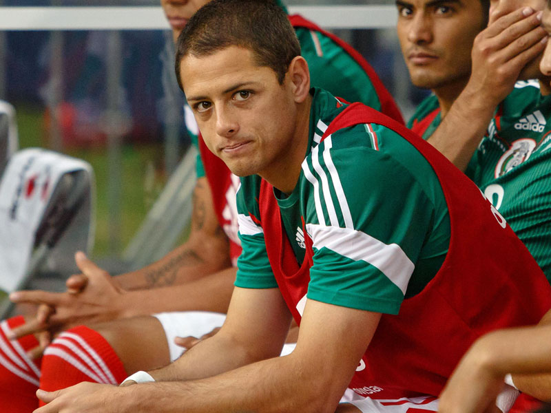 Mexikos Angreifer Javier Hernandez sitzt zunächst nur auf der Bank.