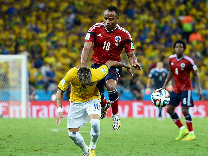 Der bittere Moment: Juan Zuniga trifft Neymar im Rücken.