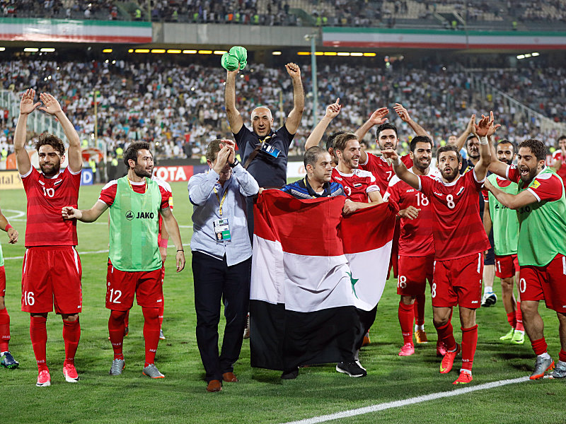 Grenzenloser Jubel: Die Nationalmannschaft Syriens feiert den wichtigen Punktgewinn im Iran.
