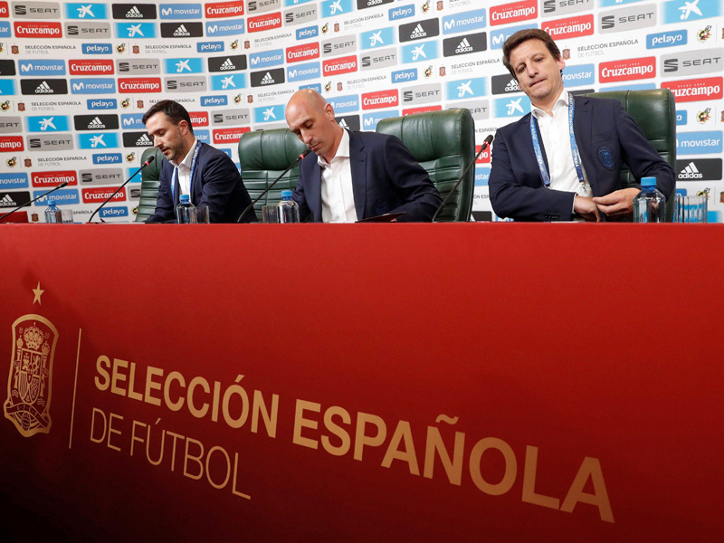 Er hat sich mit der Entlassung von Julen Lopetegui keinen Gefallen getan: Verbandspräsident Luis Rubiales (Mitte).