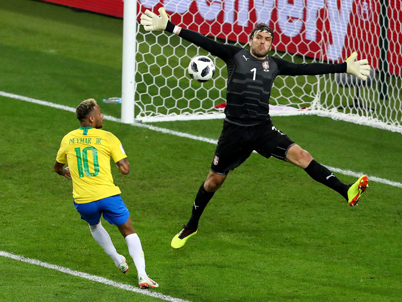 Lieferten sich im abschließenden Gruppenspiel ein Privatduell: Brasiliens Neymar (li.) und Serbien Torwart Vladimir Stojkovic.
