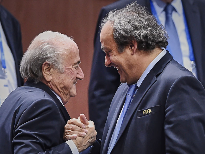 Die FIFA sperrt Sepp Blatter und Michel Platini für acht Jahre.