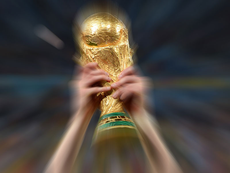 Der WM-Pokal - einige Nationen werden ihm 2026 so nah sein wie noch nie.