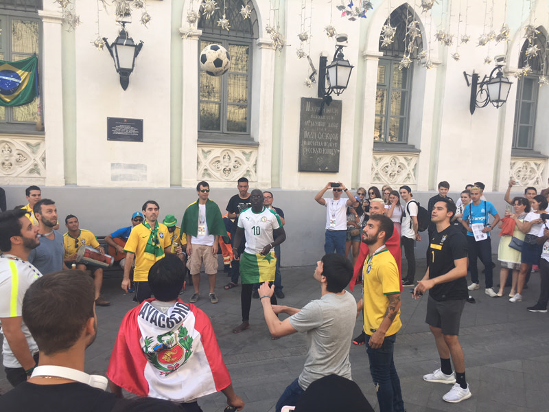 Fans aus aller Herren Länder im freundschaftlichen "Ballhochhalten"-Wettbewerb auf der zentralen Einkaufsstraße Nikolskaya in Moskau.