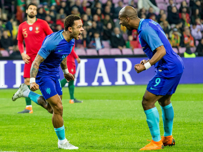 Torschützen unter sich: Memphis Depay (li.) und Ryan Babel jubeln über den Treffer zum 1:0.