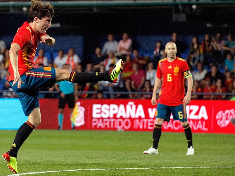 Da staunt selbst Andres Iniesta nicht schlecht: Alvaro Odriozola (li.) trifft per Außenrist-Volley gegen die Schweiz.