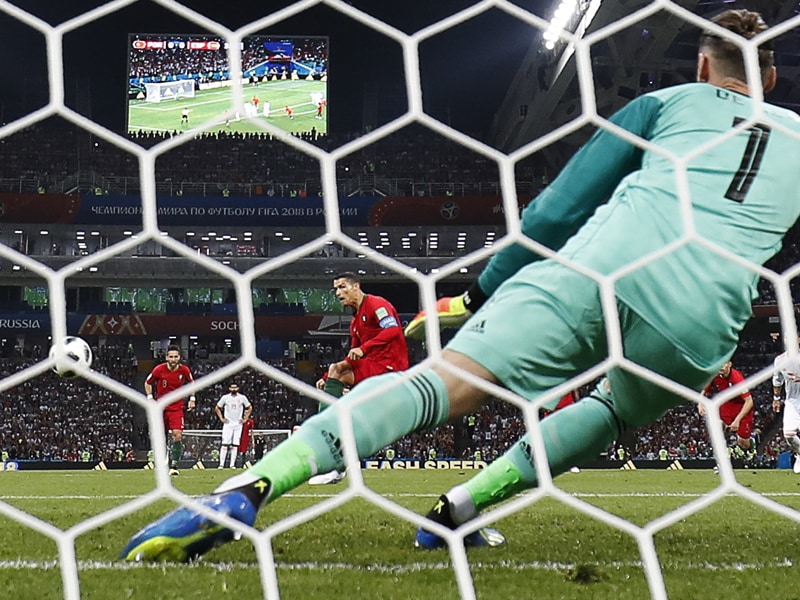 Verladen: Portugals Cristiano Ronaldo verwandelt einen Elfmeter zur frühen Führung.