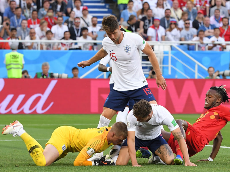 Wo ist der Ball? Konfusion im englischen Strafraum.