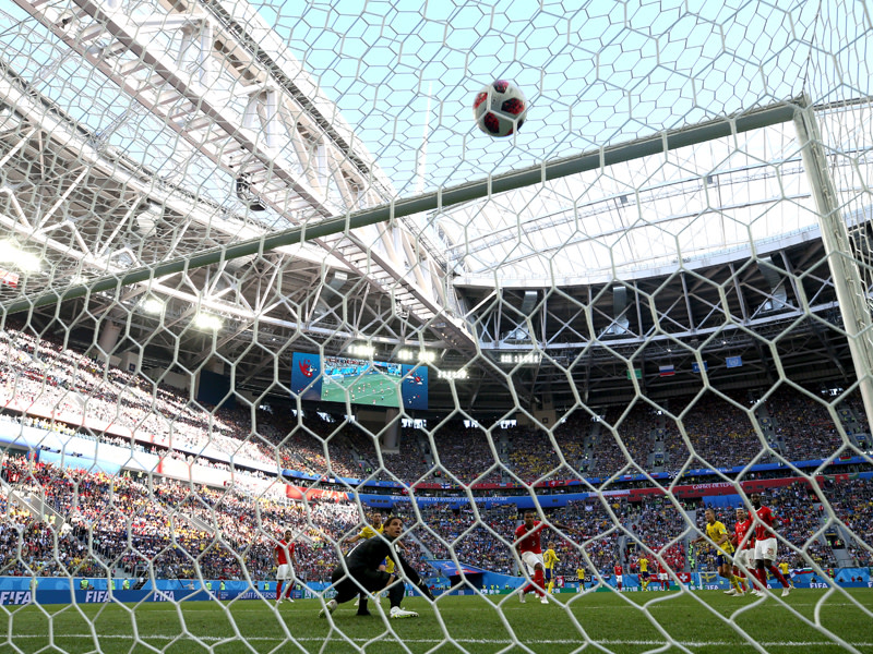 Yann Sommer ist geschlagen: Der von Akanji abgefälschte Schuss von Forsberg zappelt im Netz.