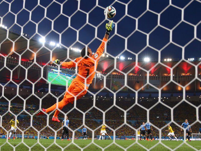Muslera ist bei James' Direktschuss zum 1:0 machtlos.