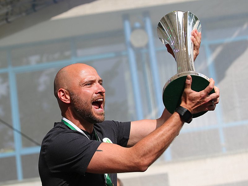 Für zwei weitere Jahre bei den Grün-Weißen: Double-Trainer Stephan Lerch.