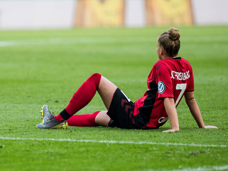 Auf dem Boden: Giulia Gwinn musste sich mit dem SC Freiburg im Pokalfinale geschlagen geben.