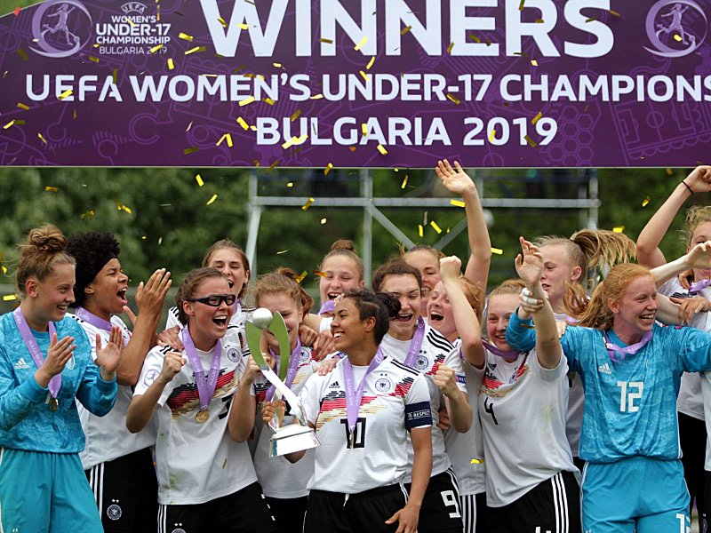 Jubel, Trubel, Heiterkeit: Die deutschen U-17-Juniorinnen schnappen sich den EM-Titel.