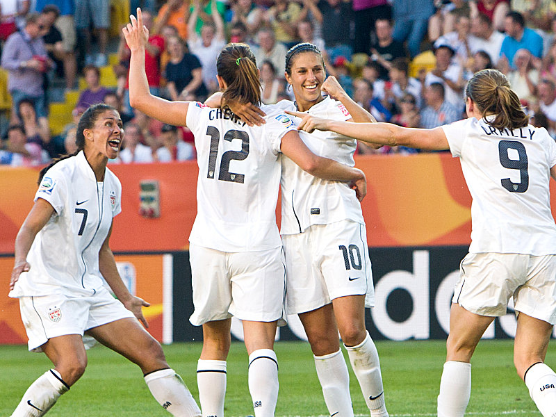 Die Erlösung: Die USA feiern mit Lauren Cheney (Nr. 12) deren Treffer zum 1:0 gegen Nordkorea