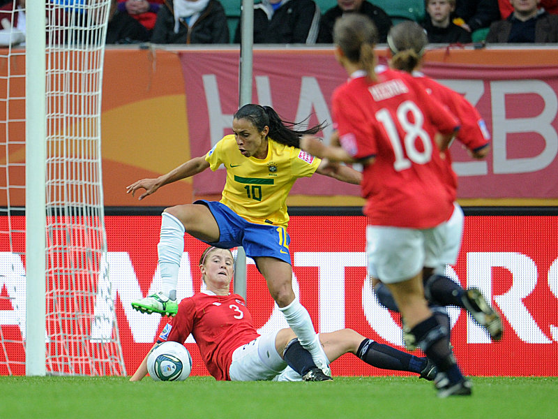 Wegbereiterin: Marta (Nr. 10) verlädt Mjelde und markiert das 1:0 für Brasilien