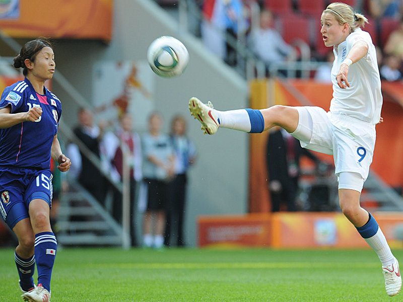 Auf dem Weg zur Führung: Ellen White (re.) markiert das 1:0 für England