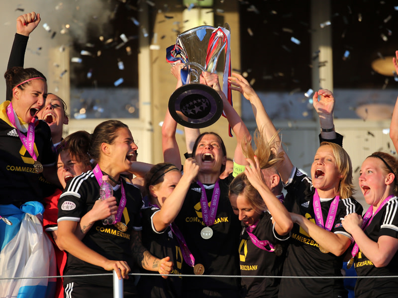Frankfurts Kerstin Garefrekes (M) hält den Champions-League-Pokal hoch.