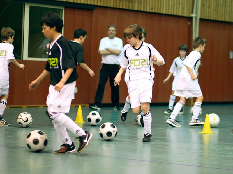 Ein reibungsloser Dribbelablauf funktioniert nur, wenn sich alle Spieler dem Tempo der Gesamtgruppe anpassen!