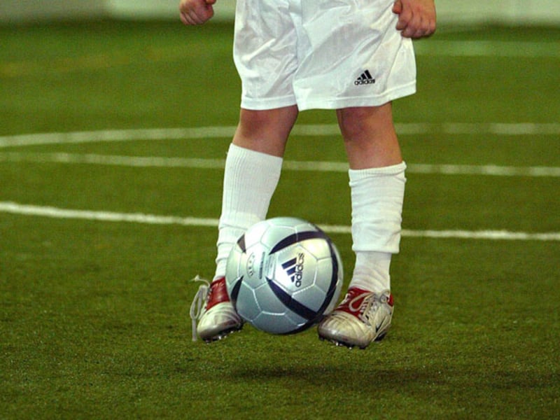 Abgehoben: Beim Hochschneppern kickst du den Ball mit beiden Füßen vom Boden hoch.