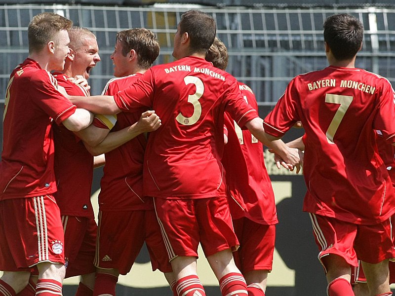 Münchner Jubeltraube: Die Bayern-Spieler freuen sich über die Staffelmeisterschaft.