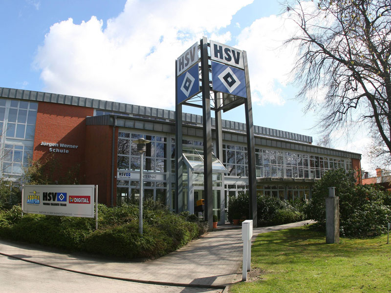 Das Vereinslogo immer im Blick: Die Jürgen Werner Schule am Leistungszentrum des HSV in Norderstedt.