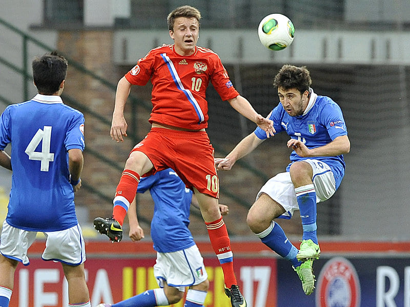Obenauf: Russlands Aleksandr Golovin gegen Italiens Giacomo Sciacca (re.).