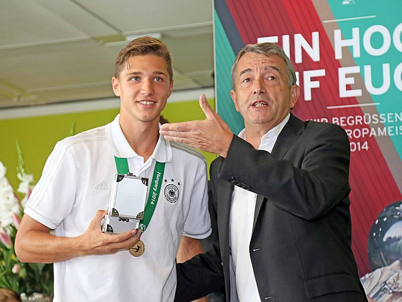 Niklas Stark mit DFB-Präsident Wolfgang Niersbach