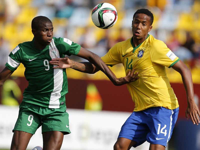 Nigerias Victor Osimhen im Duell mit dem Brasilianer Eder Militao.