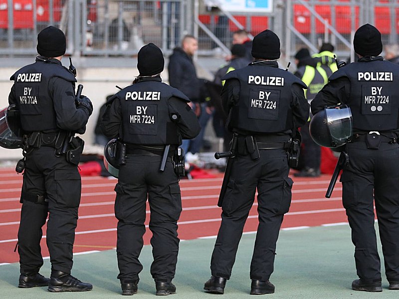 Wieder einmal musste bei einem Derby zwischen Fürth und Nürnberg die Polizei eingreifen - dieses Mal sogar bei einem Juniorenspiel. (Archivbild vom Derby im Frühjahr 2016)