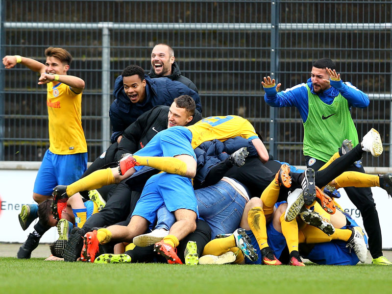 Als alle Dämme brachen: Die Braunschweiger A-Junioren nach dem Finaleinzug.
