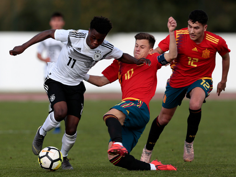 Abed Nankishi von der deutschen U 17 behauptet gegen seinen Gegenspieler den Ball.