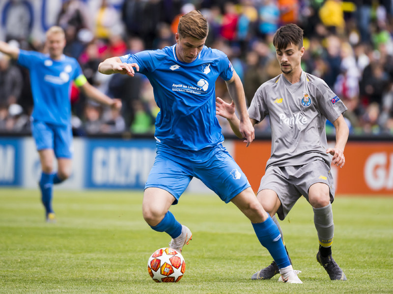 Kampf um den Ball: Hoffenheims David Otto (links) gegen Fabio Viera von Porto.