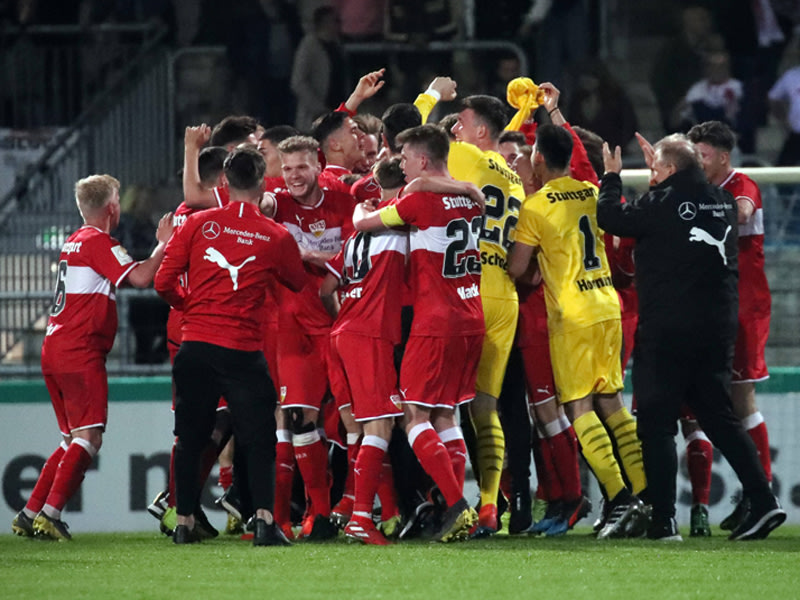 Stuttgarter Jubel: Nach Abpfiff feierten die VfB-Spieler in der Jubeltraube.