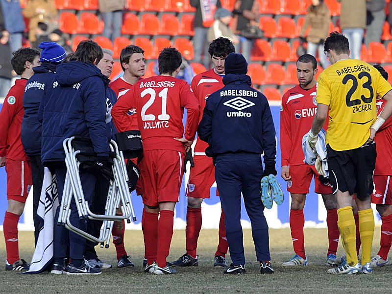 Gesprächsbedarf: Trainer Dietmar Demuth nimmt sich sein Team zur Brust.