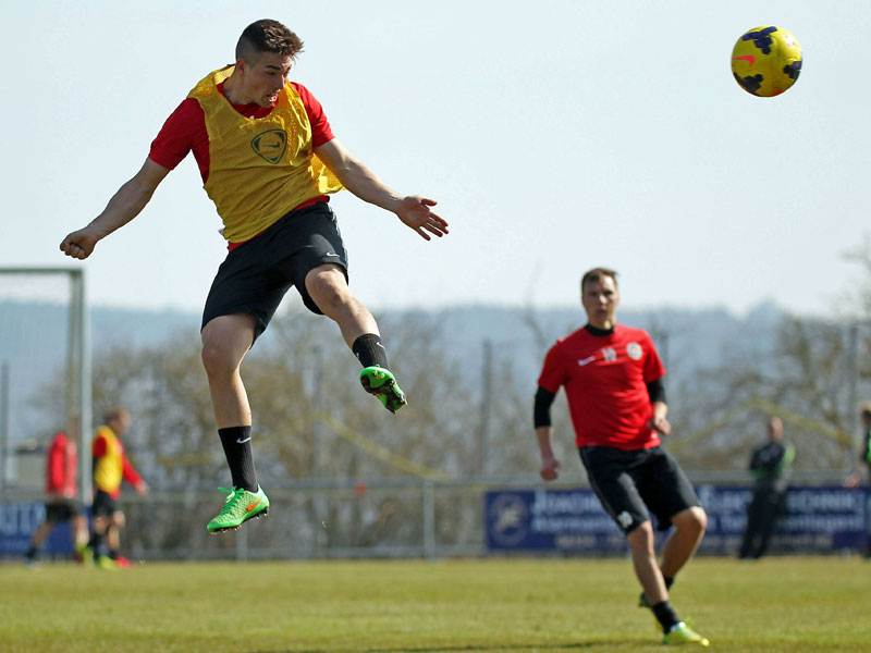 Wirft sich beim Training wieder in jeden Zweikampf rein: Wiesbadens Angreifer Luca Schnellbacher.