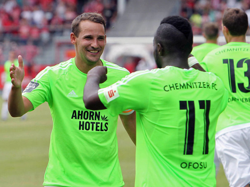 Gemeinsamer Jubel im Stadion der Freundschaft: Reagy Ofosu und Siegtorschütze Anton Fink.