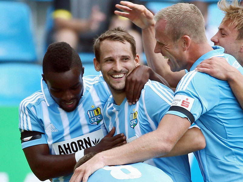 Das Chemnitzer Offensiv-Trio feiert zusammen: Reagy Ofosu, Anton Fink und Frank Löning (v.l.).
