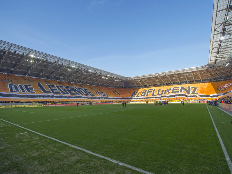 Die Herstellung der Fahne kostete über 25.000 Euro und wurde durch Spenden von Dynamo-Fans und den Verkauf von Fanartikeln finanziert.