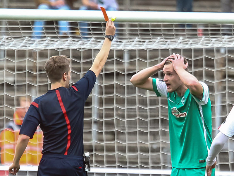 Patrick Mainka (r.) sieht Rot