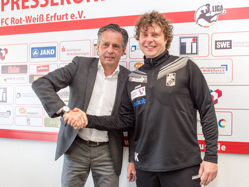 "Hand drauf, Herr Präsident!": Stefan Krämer bleibt für zwei weitere Jahre Trainer bei RWE.