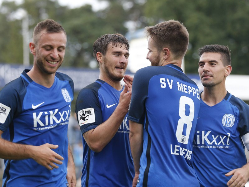 High Five: Thilo Leugers (2.v.r.) beglückwünscht Benjamin Girth (2.v.l.) zu dessen Tor.