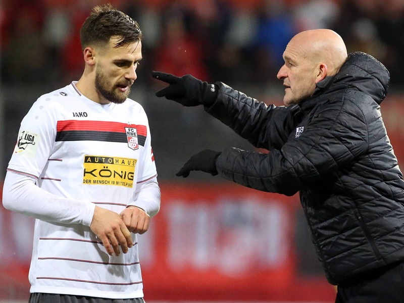 Gibt Liridon Vocaj Anweisungen: Erfurts Trainer Stefan Emmerling.