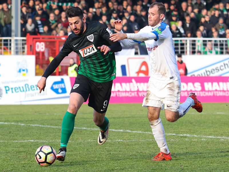 Auch nicht von Ex-Preuße Amaury Bischoff zu stoppen: Mirkan Aydin (l.).