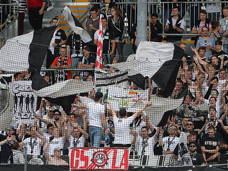 Fans in der Aalener Scholz-Arena. Ihrem Verein droht ein empfindlicher Punktabzug.