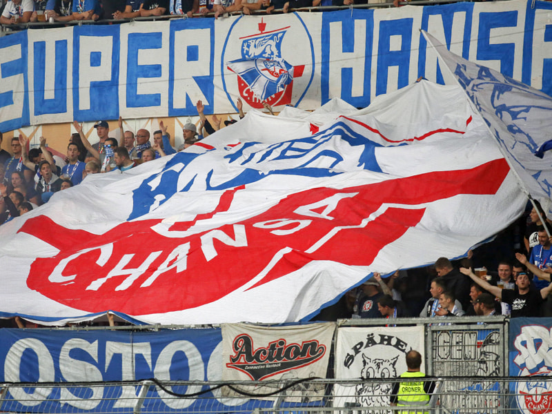 Fans des FC Hansa Rostock, der nun die Lizenz für die 2. und 3. Liga beantragt hat.