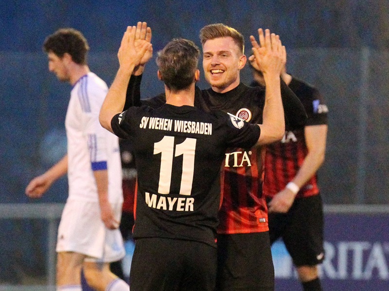 Gute Laune beim SVWW: Patrick Mayer und Patrick Breitkreuz bejubeln das 2:0 gegen den TSV Schott Mainz.