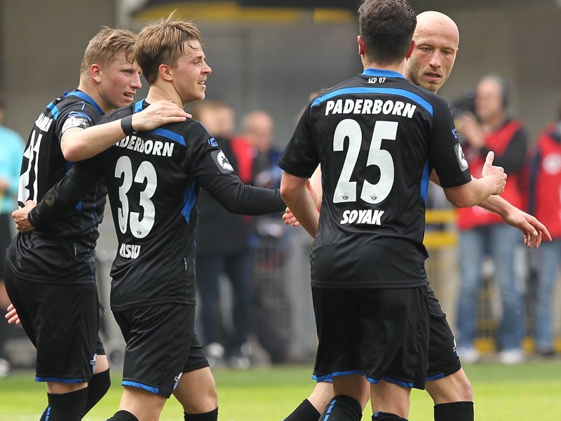 Paderborns Roope Riski (2. v. l.) freut sich mit seinen Kollegen über seinen Treffer zum 1:0.