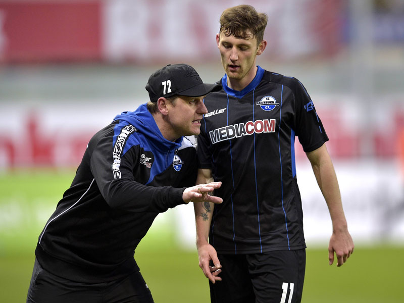 Setzt gegen Lotte auf "personelle Änderungen": SCP-Coach Steffen Baumgart (li.), hier im Dialog mit Christian Bickel.