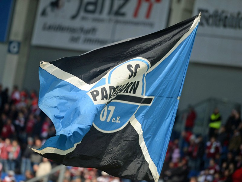 Fahne mit dem Wappen des SC Paderborn.