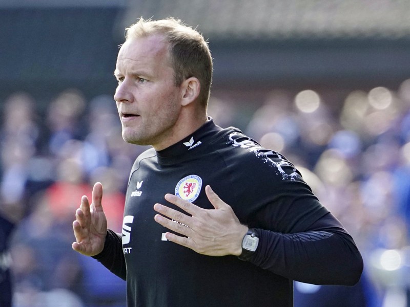 Behält er seinen Job? Eintracht-Coach Henrik Pedersen.